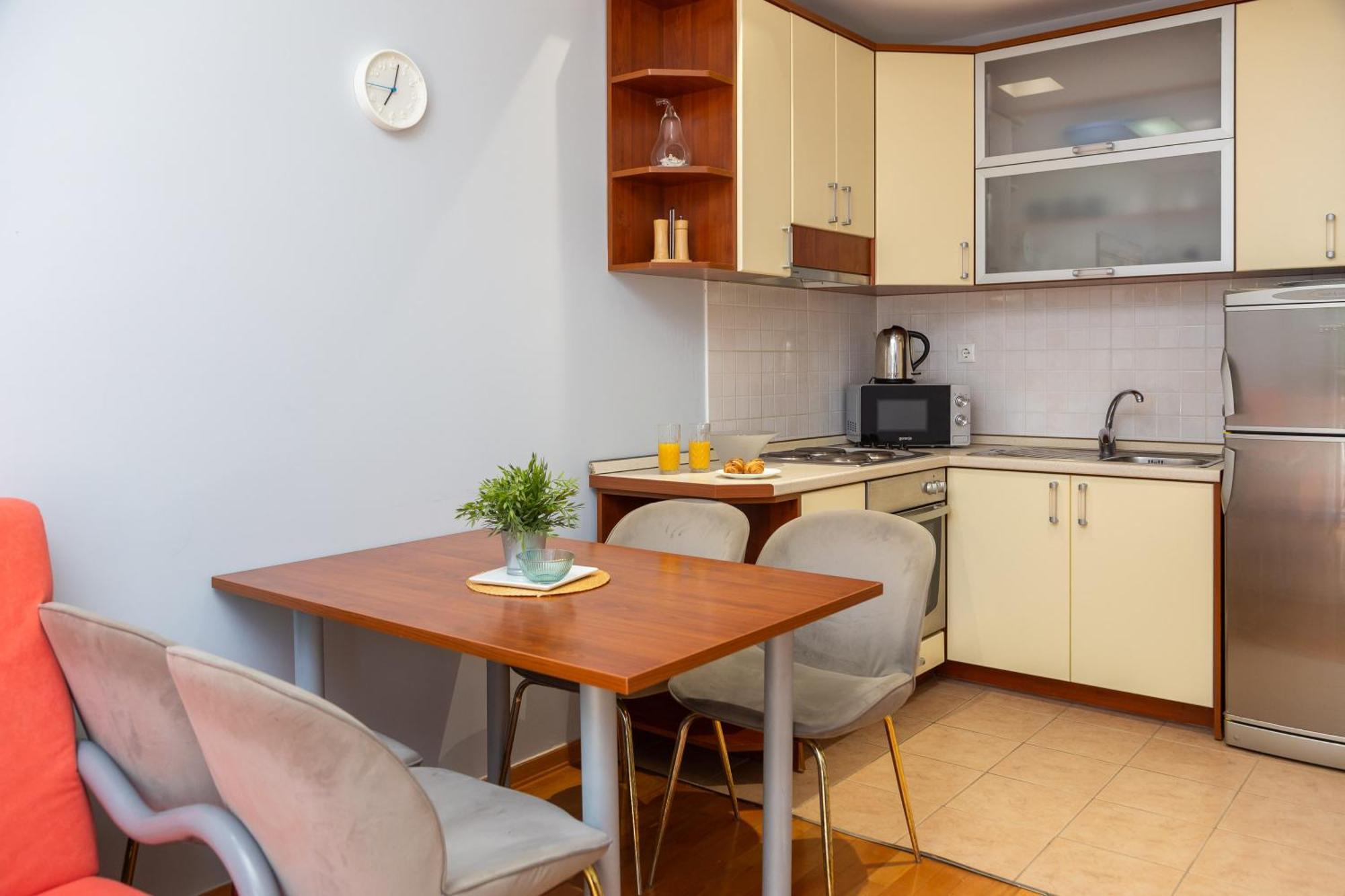 Brkic Apartments With Private Parking Makarska Bagian luar foto