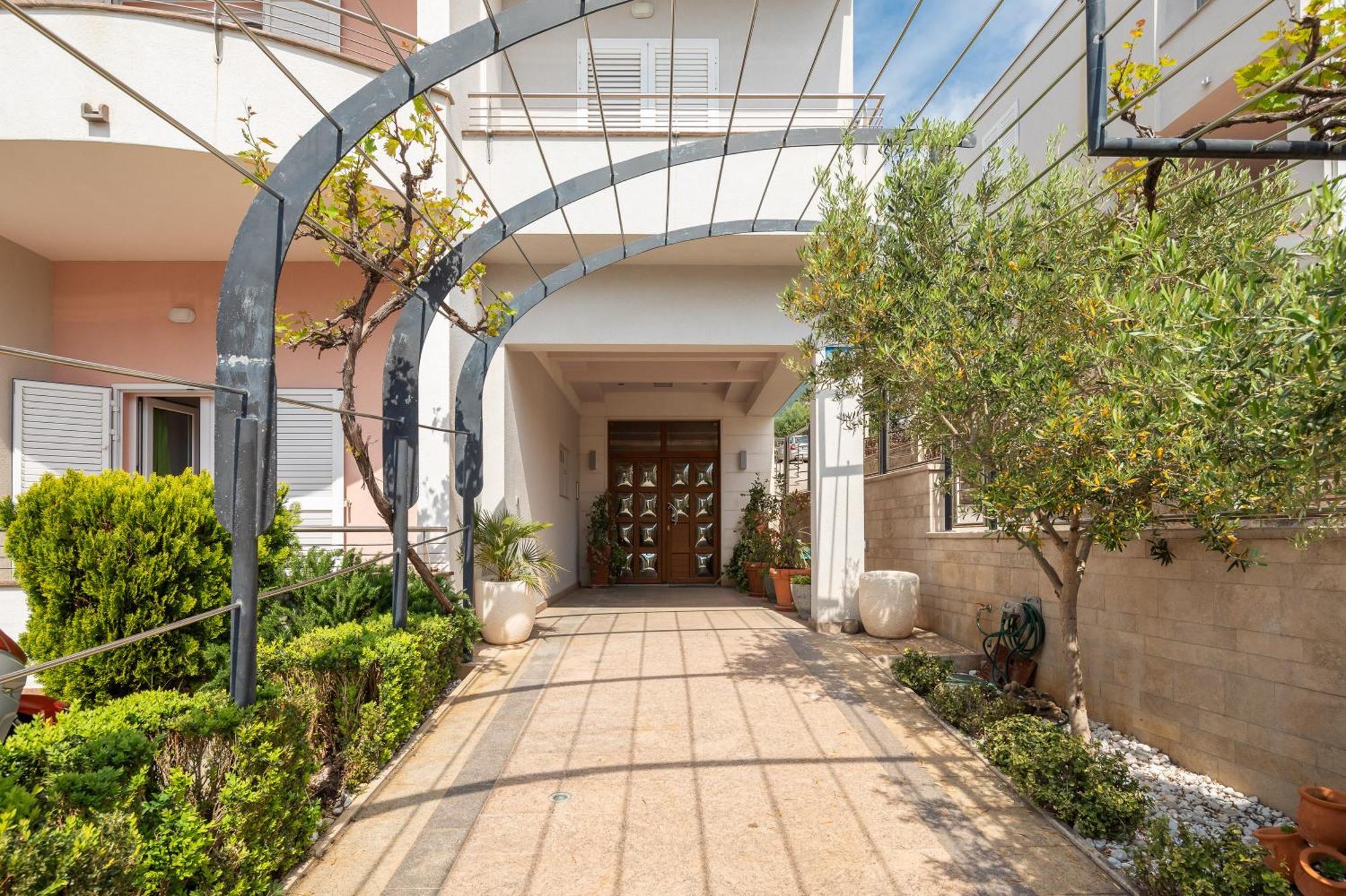 Brkic Apartments With Private Parking Makarska Bagian luar foto