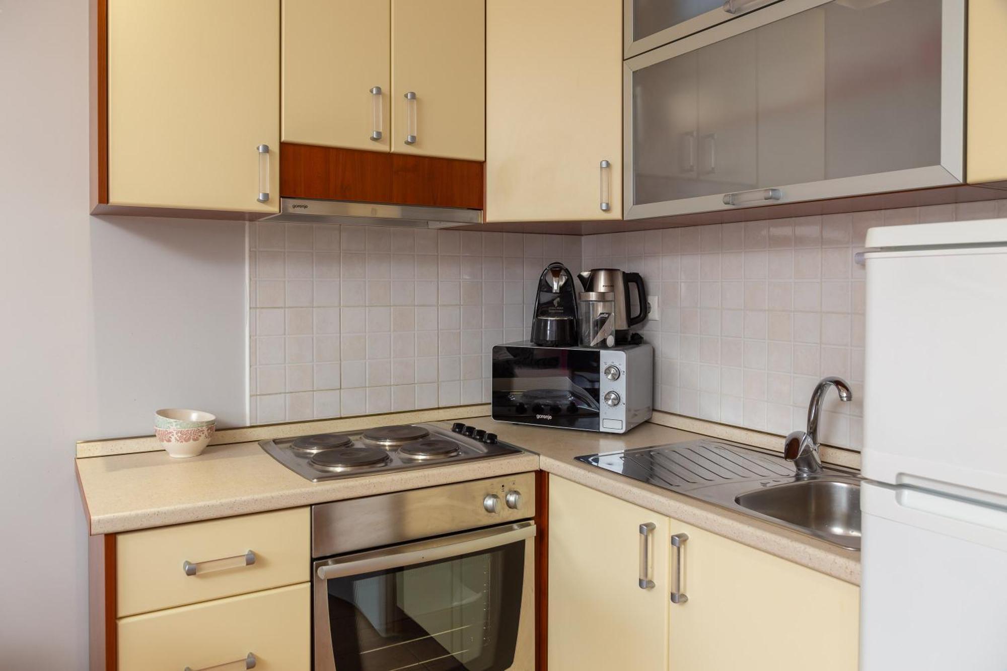 Brkic Apartments With Private Parking Makarska Ruang foto