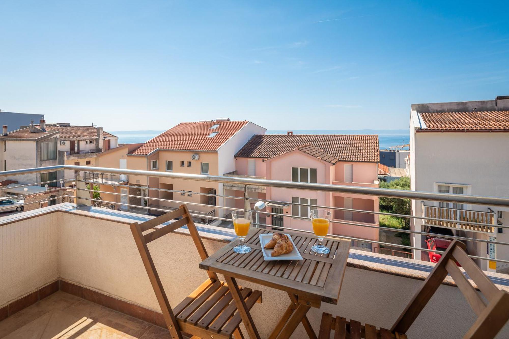 Brkic Apartments With Private Parking Makarska Ruang foto