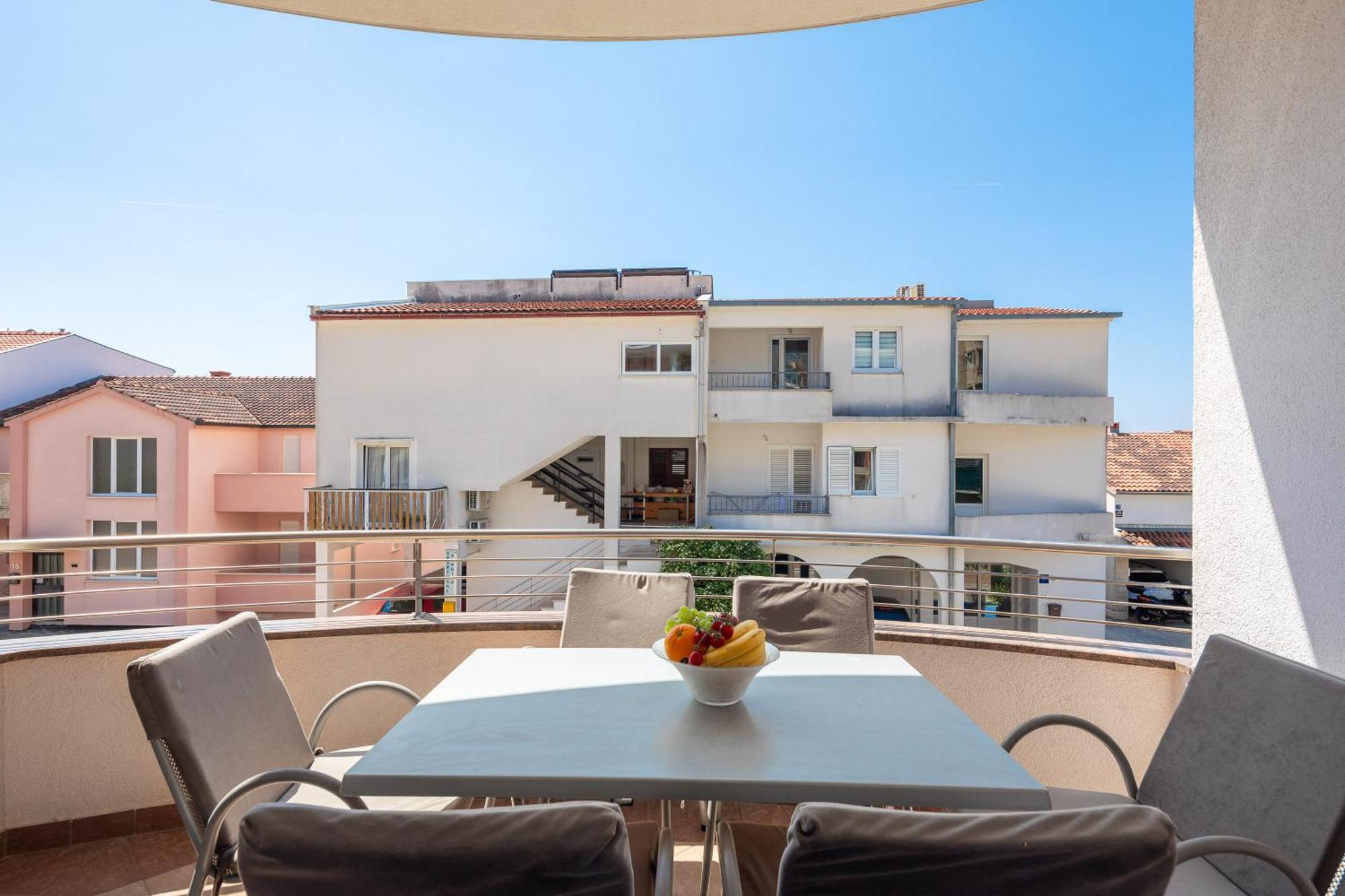 Brkic Apartments With Private Parking Makarska Ruang foto