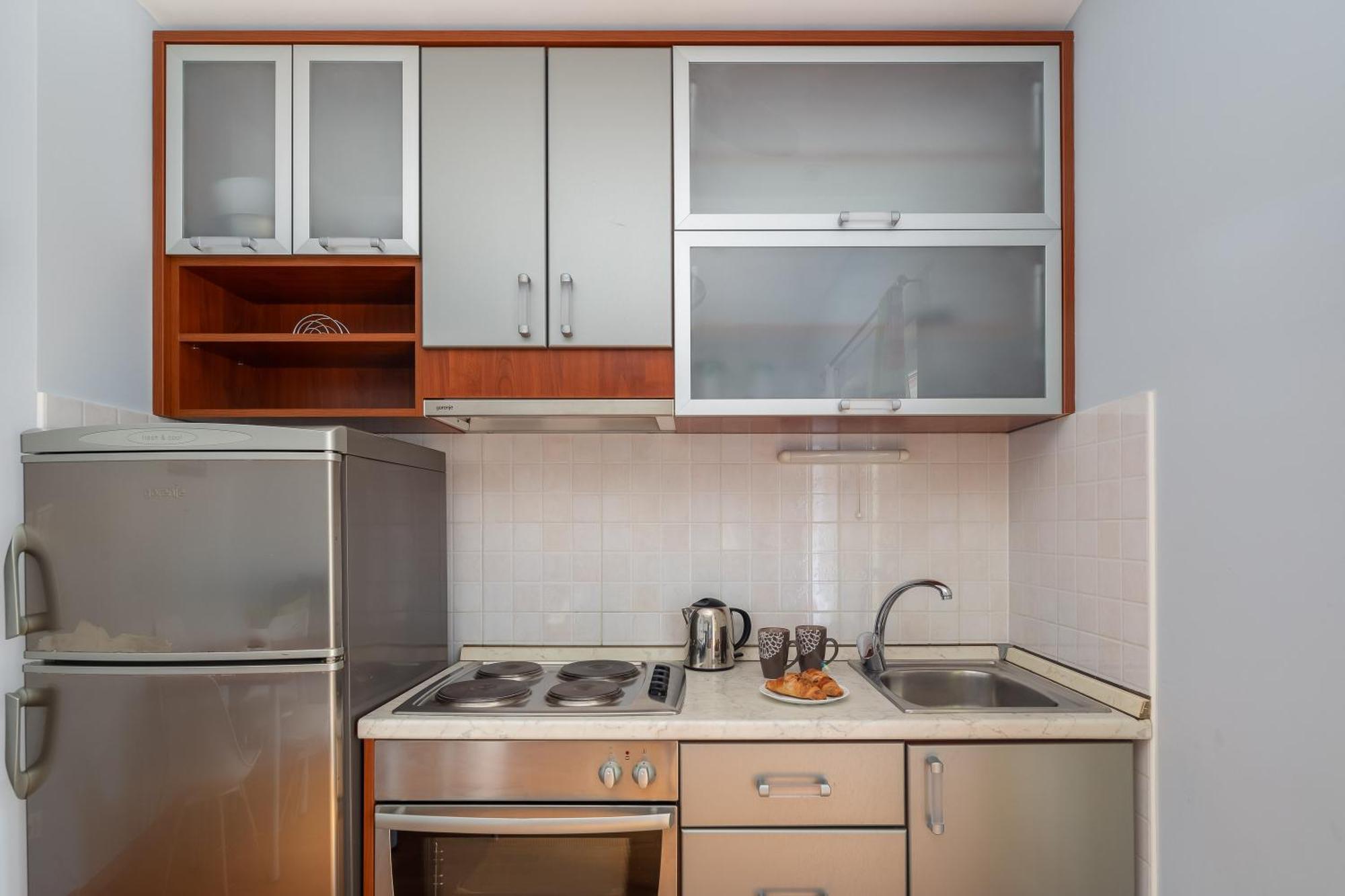 Brkic Apartments With Private Parking Makarska Ruang foto
