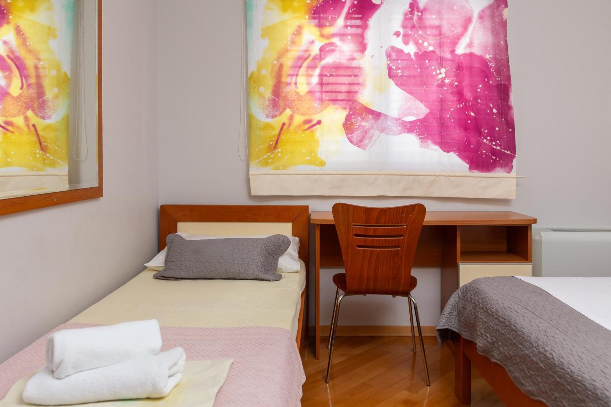 Brkic Apartments With Private Parking Makarska Ruang foto