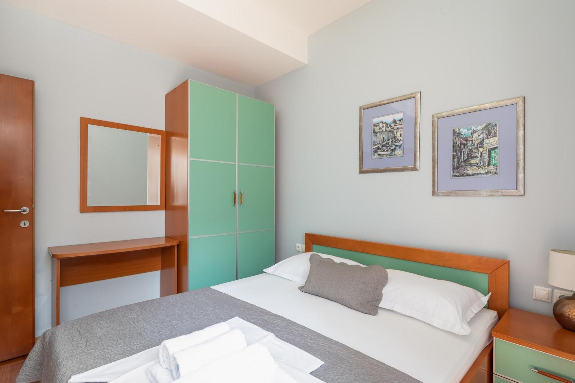 Brkic Apartments With Private Parking Makarska Ruang foto